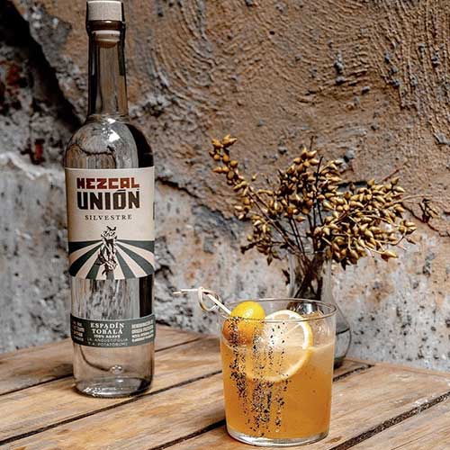 Bottle Mezcal Union with cocktail - Bouteille de Mezcal Union avec son cocktail